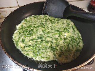 韭菜鸡蛋炒饭的做法步骤：2
