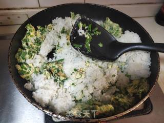 韭菜鸡蛋炒饭的做法步骤：4