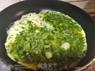 鸡蛋煎韭菜的做法步骤：2