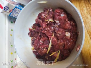 黄瓜炒牛肉的做法步骤：1