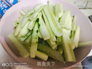 黄瓜炒牛肉的做法步骤：2