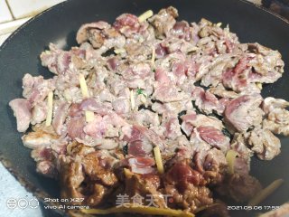 黄瓜炒牛肉的做法步骤：3