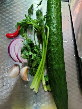 洋葱拌青瓜的做法步骤：1