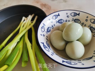 小葱花煎蛋的做法步骤：1