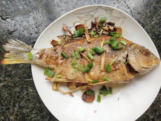 干煎海鲫鱼的做法步骤：8