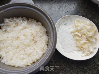 百合银耳羹的做法步骤：3