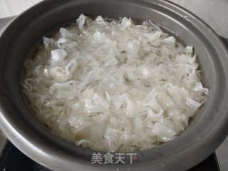 百合银耳羹的做法步骤：4