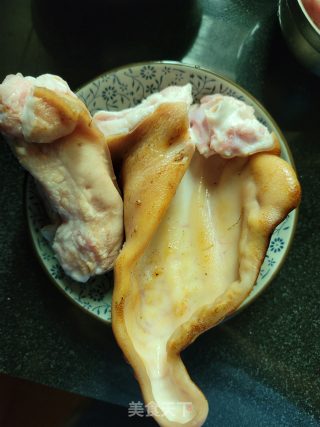 卤猪耳朵的做法步骤：1