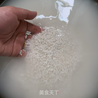 鲍鱼蛋黄肉粽的做法步骤：1