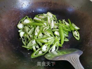 青椒炒肉的做法步骤：1