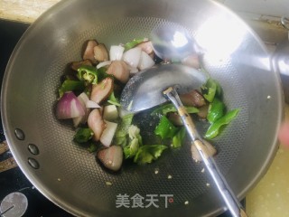 青椒炒腊肉的做法步骤：4
