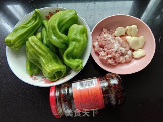 老干妈肉末青椒的做法步骤：1