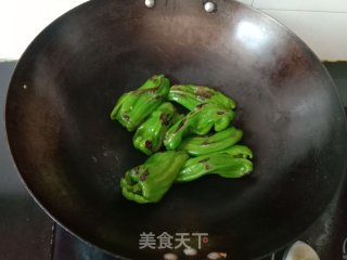 老干妈肉末青椒的做法步骤：2