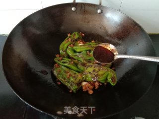老干妈肉末青椒的做法步骤：8