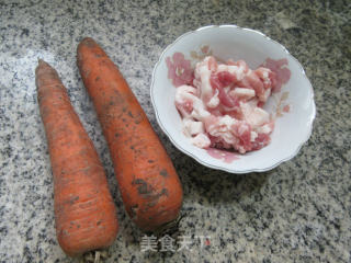 五花肉炒胡萝卜的做法步骤：1