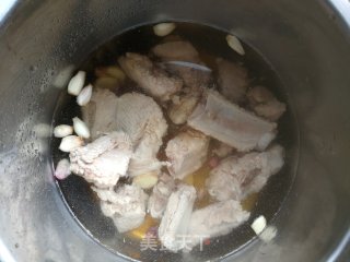 玉米笋炖排骨的做法步骤：3