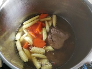 玉米笋炖排骨的做法步骤：6