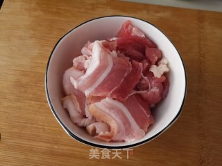 五花肉焖面的做法步骤：1