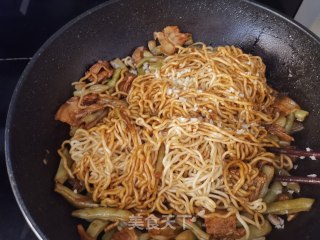 五花肉焖面的做法步骤：10