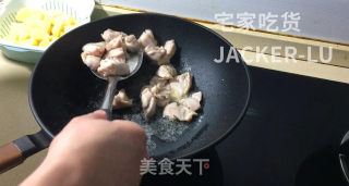 家常土豆咖喱鸡，简单又美味，小白也能做的经典美食。的做法步骤：3