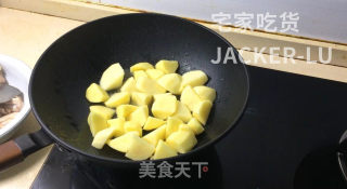 家常土豆咖喱鸡，简单又美味，小白也能做的经典美食。的做法步骤：4