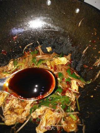 比肉好吃的豆芽炒鸡蛋的做法步骤：7