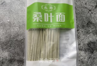 西红柿荆芥桑叶面的做法步骤：3