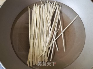 西红柿荆芥桑叶面的做法步骤：4