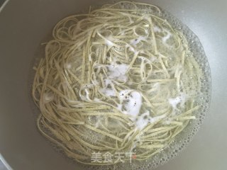 西红柿荆芥桑叶面的做法步骤：5