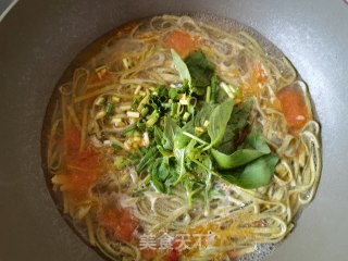 西红柿荆芥桑叶面的做法步骤：8