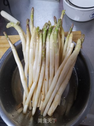 芦笋炒鸡蛋的做法步骤：1