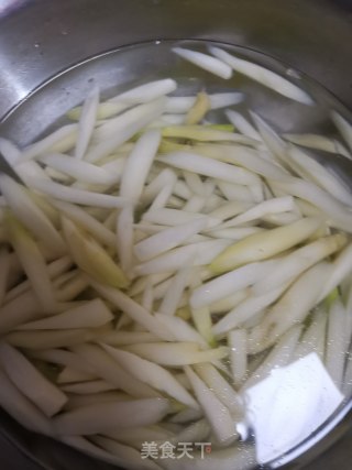 芦笋炒鸡蛋的做法步骤：2