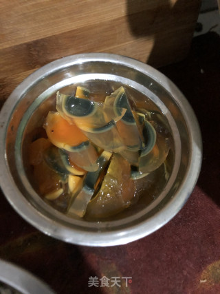 青椒皮蛋的做法步骤：1