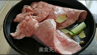 泡椒猪肺的做法步骤：1