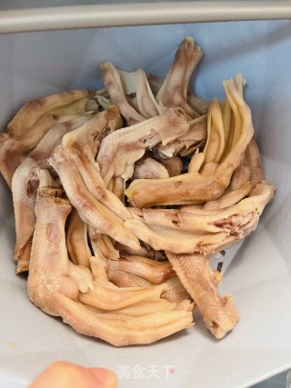 麻辣鸭爪的做法步骤：1