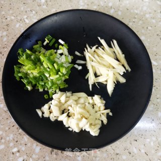 姜葱炒蟹的做法步骤：3