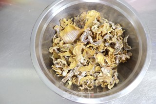 干笋酱肉包子的做法步骤：1