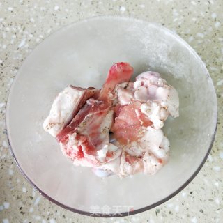 筒子骨蒸土豆的做法步骤：1