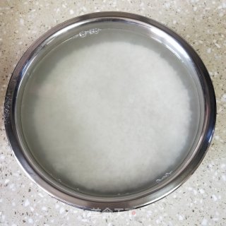 咸肉蛋黄粽的做法步骤：2