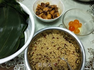 咸肉蛋黄粽的做法步骤：7