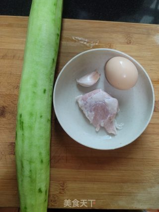 鸡蛋瘦肉丝瓜汤的做法步骤：1