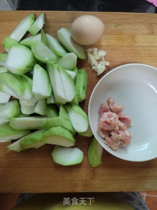 鸡蛋瘦肉丝瓜汤的做法步骤：2