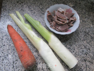 胡萝卜鹅胗炒茭白的做法步骤：1