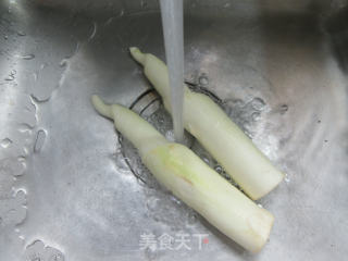 胡萝卜鹅胗炒茭白的做法步骤：2
