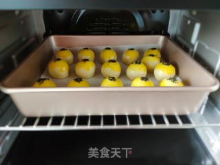 蛋黄酥的做法步骤：11