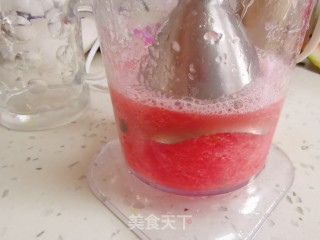 西瓜养乐多的做法步骤：2