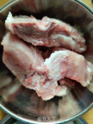 黑豆炖排骨汤的做法步骤：1