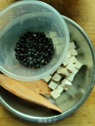 黑豆炖排骨汤的做法步骤：2
