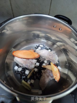 黑豆炖排骨汤的做法步骤：4
