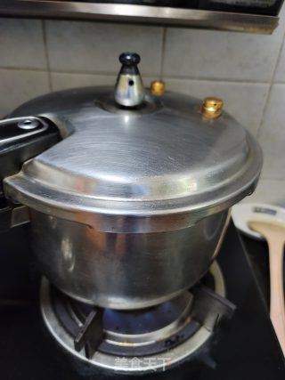 黑豆炖排骨汤的做法步骤：5